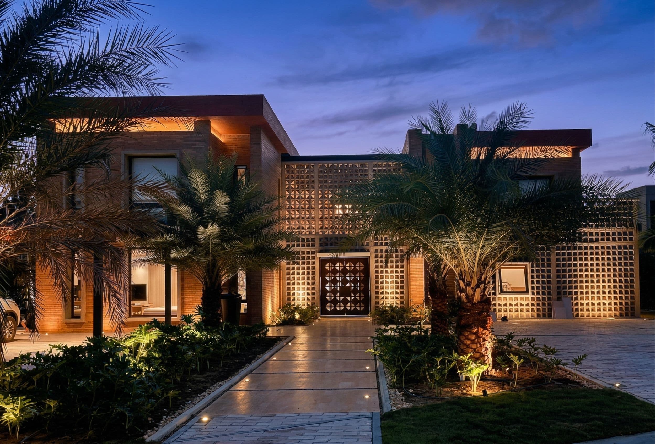 Casa 243 Barú — Iluminación arquitectónica nocturna por KORE by Insecon