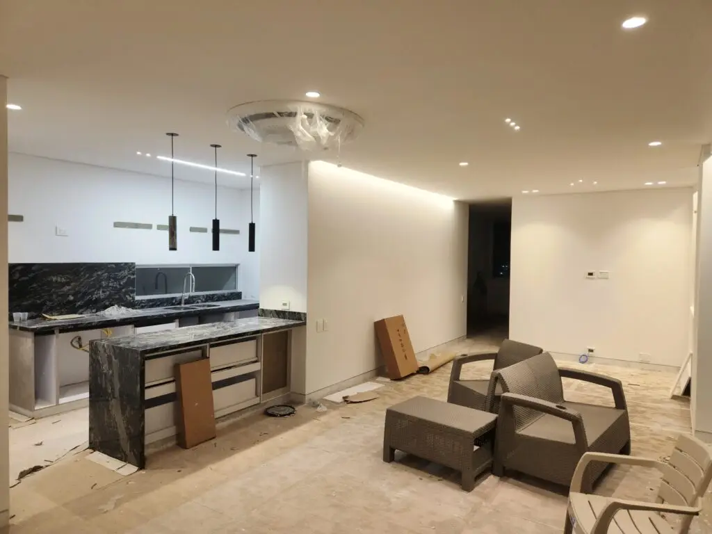 describe iluminación, diseño de interior, arquitectura